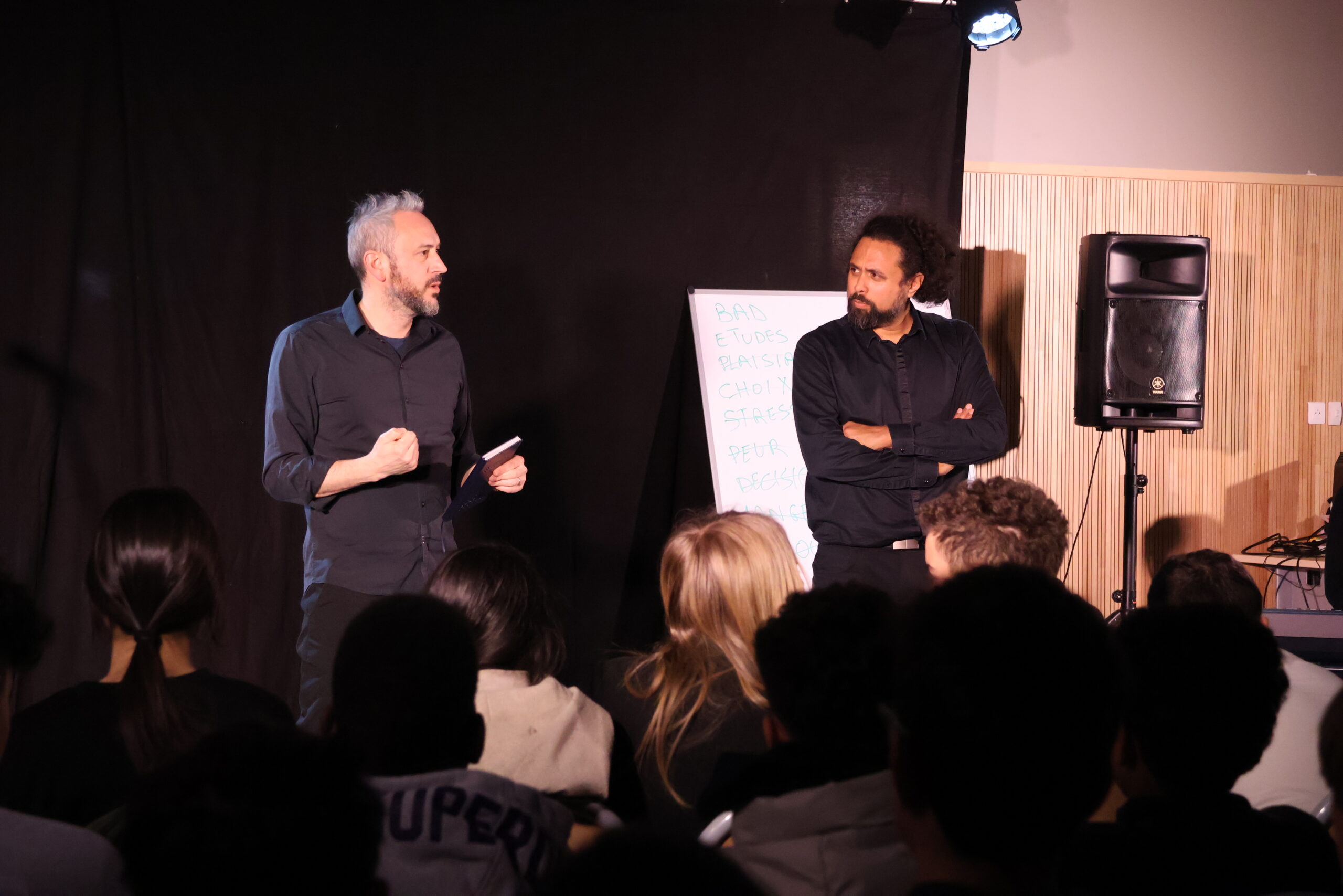 Spectacle d’improvisation en entreprise animé par Holisco à Lyon pour dynamiser un événement professionnel avec humour et interactivité<br />
